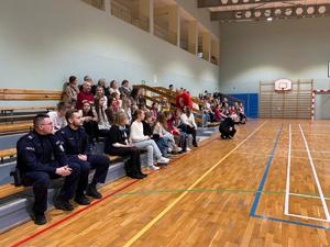 na zdjęciu policjanci i uczniowie