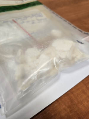 na zdjęciu narkotyki w woreczku