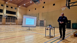 na zdjęciu dzielnicowy na spotkaniu