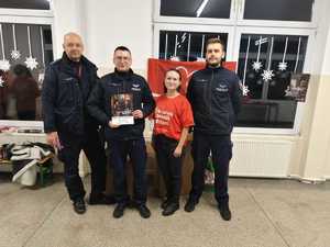 na zdjęciu policjanci z Krzyżanowic z darami