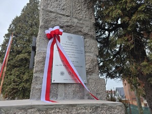 na zdjęciu tabliczka upamiętniająca