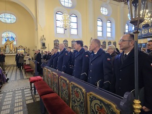 na zdjęciu komendanci w ławce w kościele