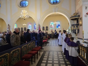 na zdjęciu policjanci ze sztandarem