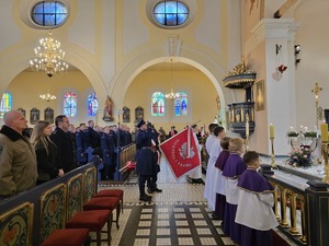 na zdjęciu policjanci ze sztandarem