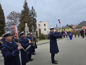 na zdjęciu orkiestra przed pomnikiem
