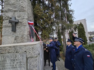 na zdjęciu odsłonięcie tabliczki przez komendanta