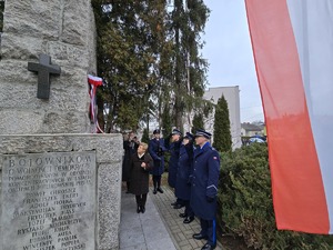 na zdjęciu oddanie honoru