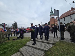na zdjęciu złożenie kwiatów przez komendantów
