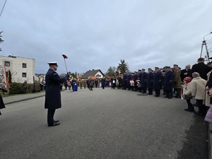 na zdjęciu orkiestra i policjanci w tle