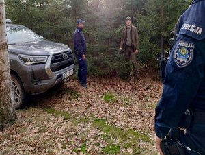 na zdjęciu policjanci oraz strażnik leśny