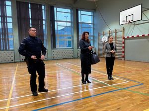na zdjęciu policjanci i pani dyrektor stoją przed uczniami