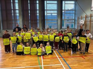 na zdjęciu dzieci trzymające torby odblaskowe zdjęcie grupowe