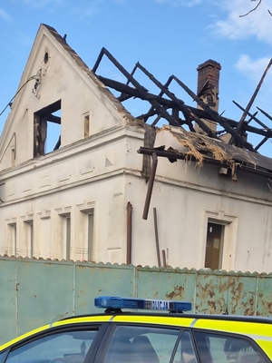 NA ZDJECIU SPALONY DACH DOMU