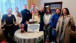 na zdjęciu policjanci z rodzinami które otrzymały pomoc