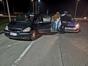 NANA ZDJĘCIU POJAZD POLICYJNY I POJAZD KONTROLOWANY