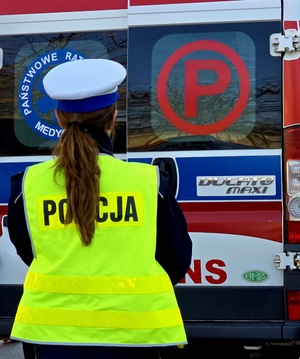 na zdjeciu policjantka i pogotowie ratunkowe