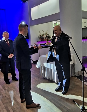 na zdjęciu komendant Ryszka otrzymuje szable