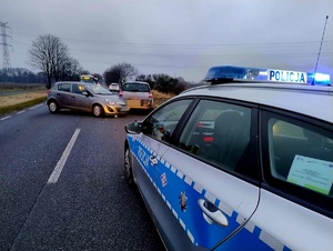 na zdjeciu dwa pojazdy po zdarzeniu droga zablokowana