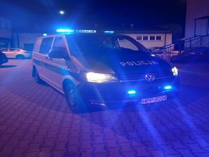 na zdjęciu radiowóz prewencji na sygnałach