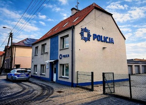 na zdjęciu budynek komisariatu