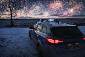 na zdjęciu radiowóz w tle fajerwerki