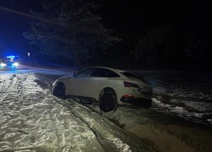 na zdjęciu audi w rowie i policja stoi