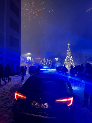 na zdjęciu radiowóz i choinka na raciborskim rynku