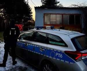 na zdjęciu pomieszczenie gospodarcze policja i parawan w tle