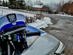 na zdjęciu czapka policyjna i radar