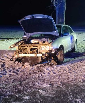 na zdjęciu uszkodzony pojazd audi