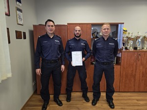 na zdjęciu mianowany policjant i komendanci