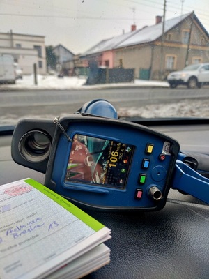 na zdjęciu prędkość i mandat