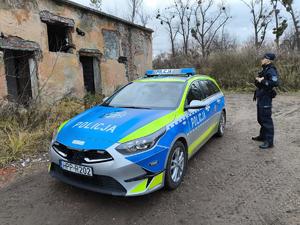 na zdjeciu policjant sprawdza pustostany