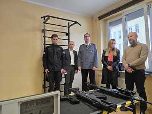 na zdjęciu policjant na otwarciu strzelnicy