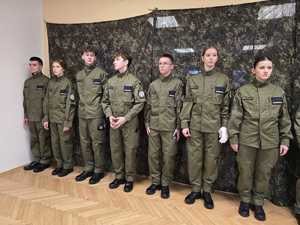 na zdjęciu klasa mundurowa