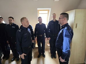 na zdjęciu komendant komisariatu składa meldunek komendantowi powiatowemu