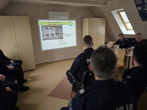 na zdjęciu slajdy z odprawy w komisariacie