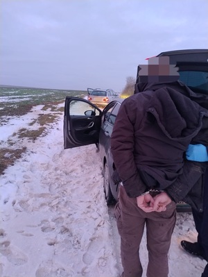 na zdjęciu mężczyzna w kajdankach