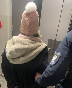 na zdjęciu zatrzymana z policjantem