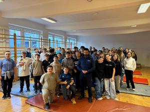 na zdjęciu policjant z uczniami