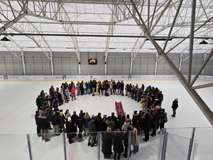 na zdjęciu uczestnicy są na lodowisku za chwile odbędzie się pokaz strażaków