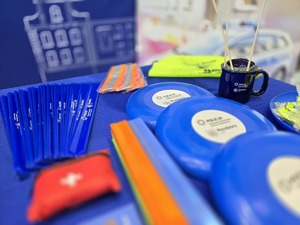 na zdjęciu gadżety policyjne