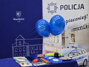 na zdjęciu gadżety policyjne