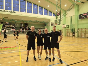 na zdjeciu policjanci podczas meczu koszykówki na arenie rafako