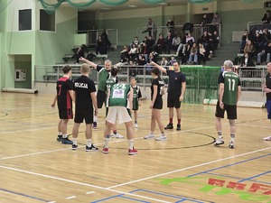 na zdjeciu policjanci podczas meczu koszykówki na arenie rafako