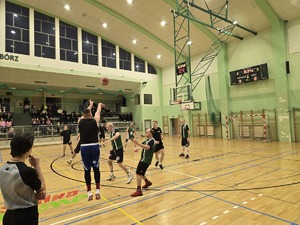 na zdjeciu policjanci podczas meczu koszykówki na arenie rafako