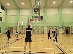 na zdjeciu policjanci podczas meczu koszykówki na arenie rafako