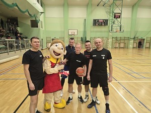 na zdjeciu policjanci podczas meczu koszykówki na arenie rafako