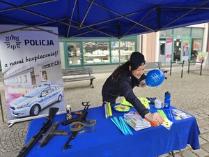 na zdjeciu policjanci przy stoisku profilaktycznym podczas finału wośp