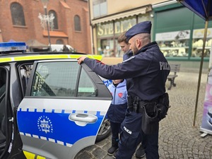 na zdjeciu policjanci przy stoisku profilaktycznym podczas finału wośp